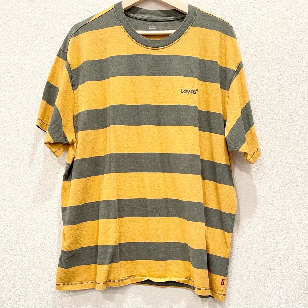 Pre-loved! Men’s LEVI’S Green Yellow Stripes Vintage Tee!